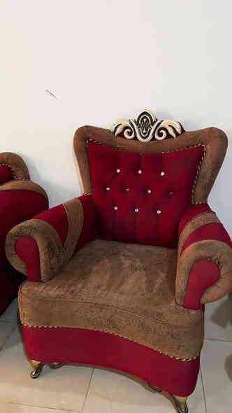 تخم تركي للبيع جديد لوك 6 قطع 4كراسي اصغار وثنين اكبار السعر 650 وبي مجال 
للاستفسار 
***********
