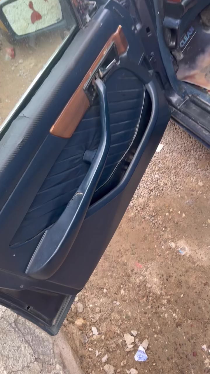 السلام عليكم للبيع مارسيدس رئاسي موديل 1987 رقم بغداد بسمي مكينه وكير 3000ففتي حداديه امامي وخلفي كله جديد بيهة نقوصات بصيطه كهربائيه شغاله لايت بك لايت كله شغال تبريد ماعرف شبي وسلايت هم ماعرف شبي وكف مباشر مكان السياره بغداد البلديات #السعر60وبيهةمجال رقم الهاتف 
***********
***********
