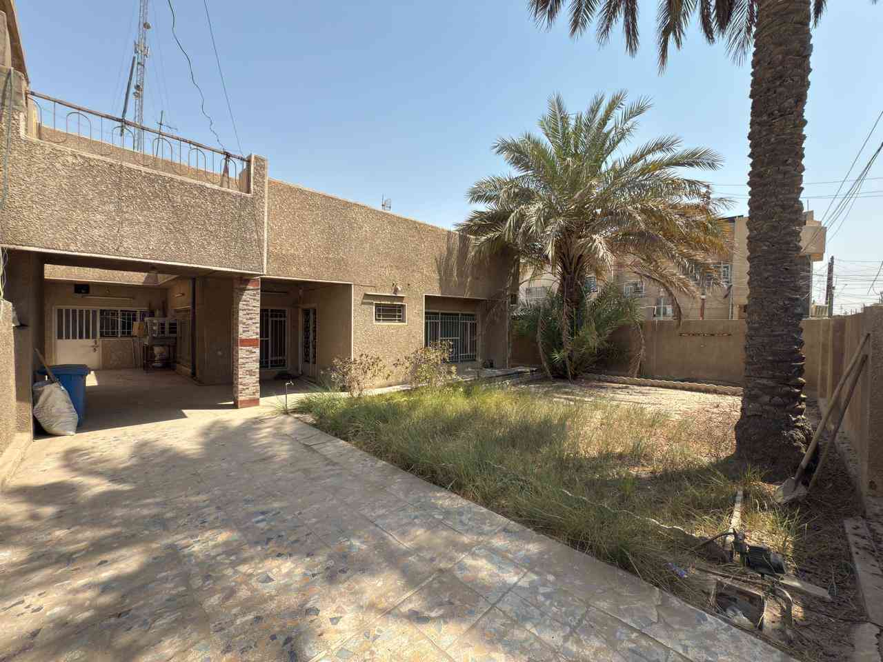 سلام عليكم بيت للبيع  في حي الاعلام ركن على شارعين ١٢ م المساحة ٣٣٦ متر مربع الواجهة ١٤ و النزال ٢٤ 
المطلوب بيع البيت بالكامل 
رقم الهاتف ***********
السعر مميز  على الخاص

