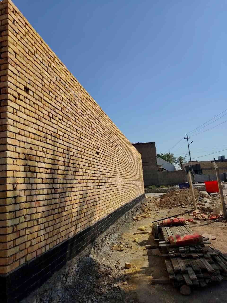 خلفه بناء طابوك وبلوك فرمستون شغل هندسي درجه اوله وبسعار مناسبه شغلنه مكطوعه بيوميه  ***********
