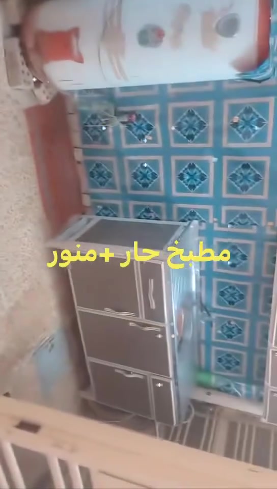 سلام عليكم دارللبيع المساحه 140 يحتوي على غرفه نوم ومطبخ حار ومطبخ بارد وصاله واستقبال وغرفه فوك   حمام داخلي وحمام خارجي كراج بناء حديث خدمات كامله مجاري تبليط ماء العنوان حي طارق القديم خلف السيطره الثانيه الاستفسار ع ***********
