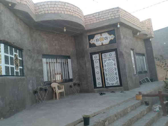 سلام عليكم ..للبيع بيت. بناء جديد المساحه الكليه 400م. ومساحه البناء 250م.مكانه هيت حي امينه  متكون من غرفتين وصاله ومطبخ وكندور وطابق الثاني فقط بيتونه ..ماشين بمعامله الطابو ..بي اوراق مي وكهرباء وشارع تبليط ..السعر 75 وبي مجال للاتصال ***********
