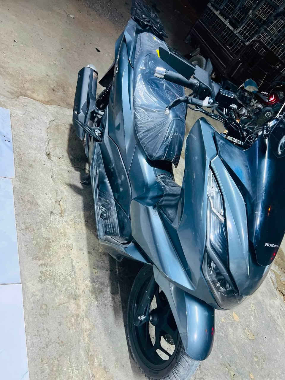 بي سي اكس جيل رابع جديده افحصهه وين متريد  ميحتاج اسولف بلشلعه ولمعدل دراجه  بلكارتون 
بيهة ملاحضات قليلة بلكفر محرك 150 
فول حساسات 
استاند كهرباء 
شاحنة 
بصمه 
يدات تدفئه 
لون مميز 
ويل اسود فحم  
حساس وقوف 
عنوان الشعلة سعرهه 14ونص وبيهه مجال رقم *********** بياع شراي لتخابر
