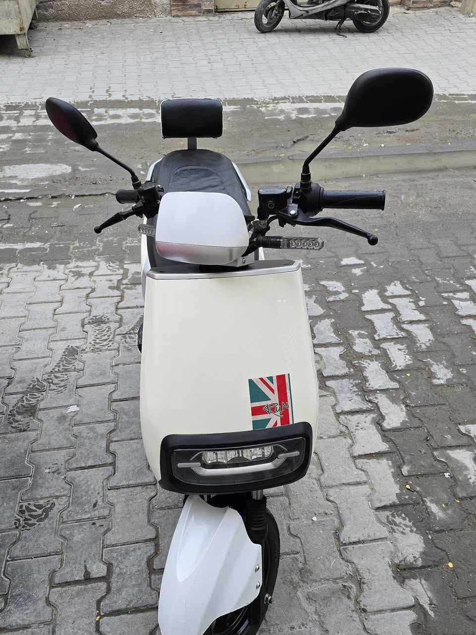 السلام عليكم دراجه شحن ليثيوم نظافه مثل موضح بالصور
3 سرعات
لايت عالي ناصي
اشاره يمين ويسار 
مثبت سرعه
بريكات دهن دسكات امامي خلفي
واي استفسار حاضر
سعر 800 وبيها مجال 
عنواني بغداد الحريه 
رقم ***********
