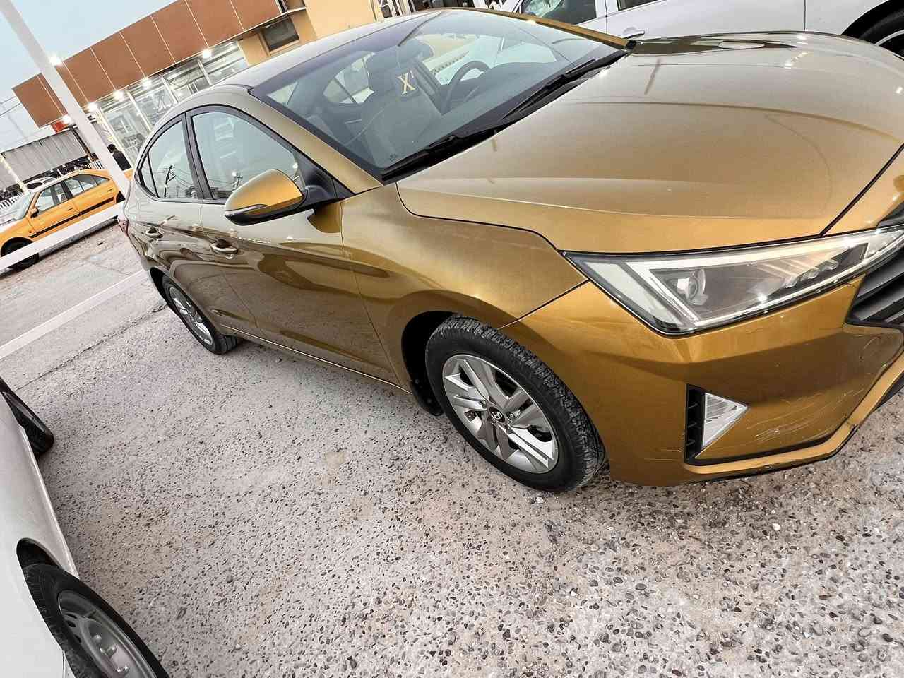 السلام عليكم
النترا 2019 خليجي لون مميز  ذهبي رقم نجف مكانها نجف كفاله من حادث بيها صبغ بنيد وكلير جاملغ امامي وباب وبيها كم حالوبه مكينه1600 مكينه كير كفاله  بديها نضيف جدا داخل نضيف شرط المداور  ***********
