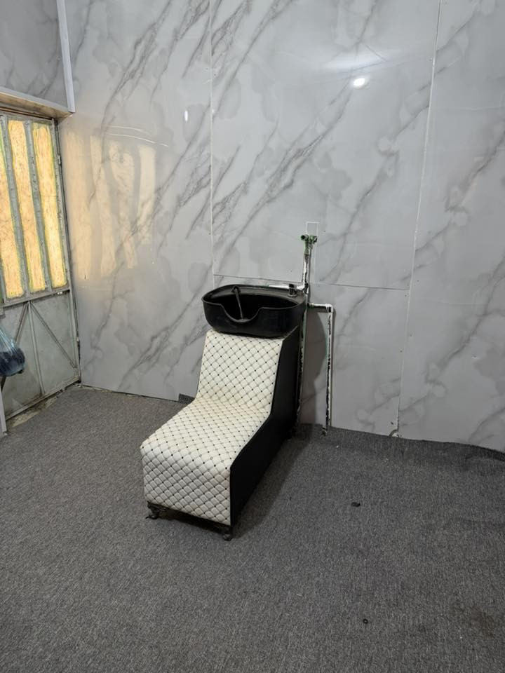 غراض صالون للبيع
مرايا عدد 2 
كرسي حلاقة 
مغسلة صبغ الشعر 
رف تعليگ 
عارضه خمس رفوف 
ميز كاشير 
فراش كاربد مال بيت كامل 
بردات شباك سلايت 

نظافة 95%
السعر حسب التقييم شوف بعينك وقيم
مكاني سوق الشيوخ 
***********
