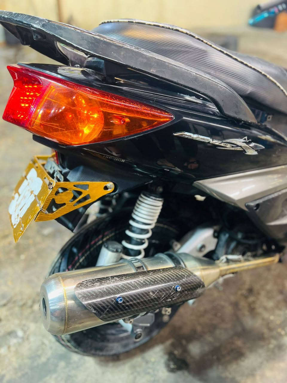 السلام عليكم سكنز فحل نوزل خطين دراجه بيها بوشه و كور رياضي و دراجه كل كامله كهربائيات كلها شغال بيها صالنصه بوري عدل دراجه للبيع او مراوس بشي مرتب رقمي ***********
