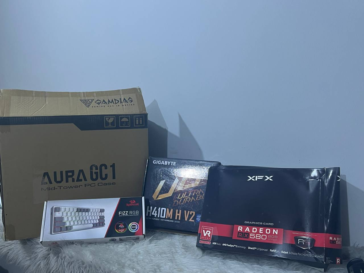 PC للبيع مع ملحقات

💻 مواصفات الجهاز:

🖥️ نظام التشغيل: Windows 11 Pro 64-bit

🧠 المعالج: Intel Core i5-10400F @ 2.90GHz (الجيل العاشر)

🎮 كرت الشاشة: AMD Radeon RX 580 8GB (XFX 2048SP)

🧩 الرام: 16GB DDR4 Dual Channel 2x8

🛠️ المذربورد: Gigabyte H410M H V2

💾 الخزن: SSD M.2 Lexar NM620 1TB
Power Supply Kratos 600 watt

🎁 الملحقات تشمل:

🖱️ ماوس X11 Attack Shark يعمل فقط كيبل 

🎤 مايك من شركة Maono

⌨️ كيبورد Redragon K617

🎧 سماعة Redragon (حالتهـا تعبانه شوي مثل ما موضح بالصور)

✅ جاهز للاستعمال مباشرة

السعر 625 كامل كيس + ملحقات لا يتوفر توصيل مكاني البنوك.


**إذا كنت صاحب هذا الإعلان وتريد حذفه لأي سبب، رجاءا أرسل رسالة إلى الدعم الفني**