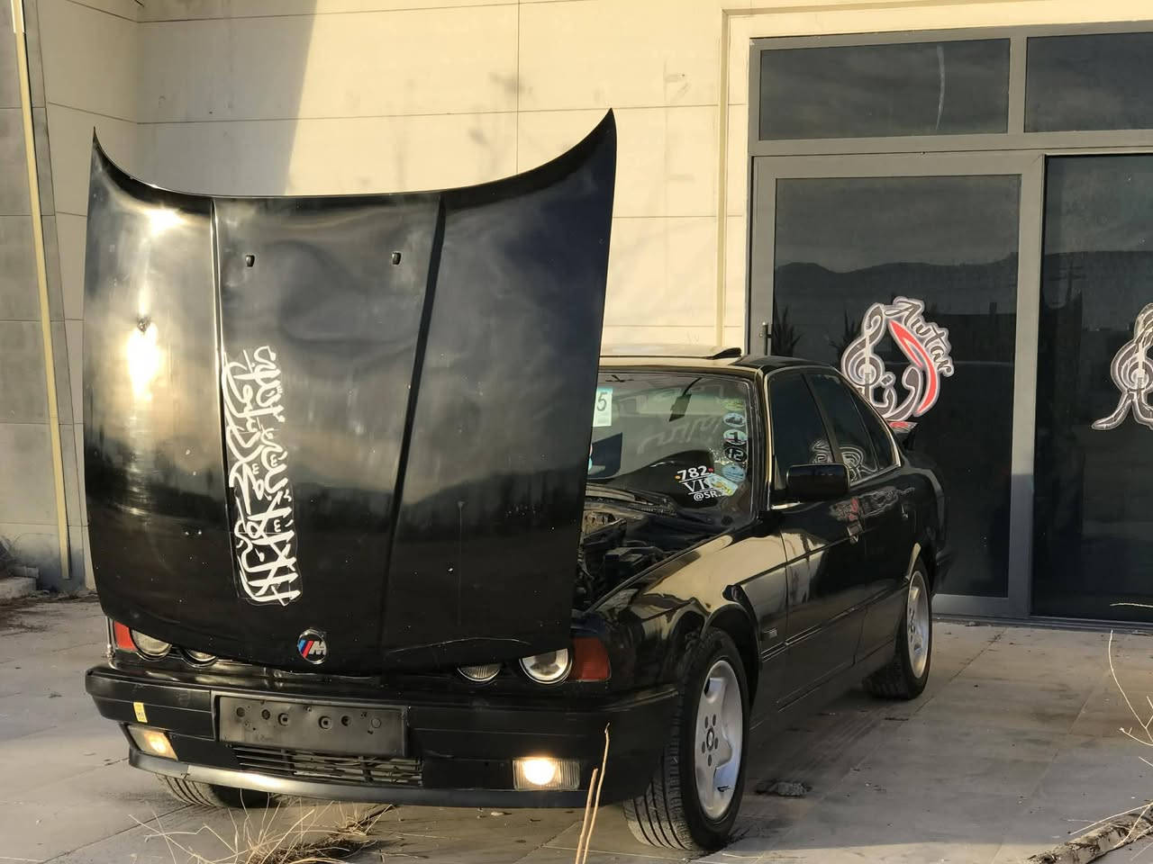 سەرەتا بە ناوی خوا ماشااللە لە ماڵی هەموو لایە
bmw 1995 
ئاڕم پلاسیک سلیمانی بە شەرت 
تەبرید گەرمو سارد لە سەر سویچە  
525 کەپس بەشەرت 
ئۆتۆماتیک 
چوار جام کارەبا 
ناو فۆرمیگا 
دبڵ چەکمەرجە 
سوکان پڕ 
داشبوڵ پڕ 
کارەبای هەموو گیانی ئیش ئەکات 
هەموو گیانی لە سەر دەقی بیلادە 
دەعمی پیشو دوای نییە 
چوار تایەو ویلۆ 95 
بۆیاخی  جوانە سەیارەکە 
تەقەو ڕەقەی نییە و زۆر کپە 
سعری 32 وەرەقەو مجال برایانە 
***********
***********
