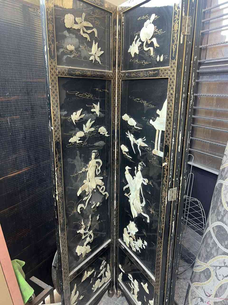للبيع
بارافان صيني مطعّم بالصدف
 • أو شاشة فصل صينية تقليدية (Chinese Folding Screen)

استخدامه:
 • تقسيم المساحات داخل المنزل.
 • قطعة ديكور فاخرة في الصالات أو المكاتب.
 • يُستخدم أحياناً خلفية للتصوير بسبب فخامته.

ملاحظة على حالته:

يظهر في الصور وجود تقشّر وخدوش في الطلاء، وهذا طبيعي إذا كان قديماً. إعادة التلميع (Restoration) ممكنة وترفع من قيمته

الوصف:
 • يتكوّن من عدة ألواح خشبية متصلة بمفصلات، ويمكن فتحه وإغلاقه.
 • اللون الأساسي أسود مع زخارف ذهبية على الإطار.
 • الزخارف مصنوعة الصدف الطبيعي (عرق اللؤلؤ) محفور وملصق يدوياً.
 • الرسومات تمثل:
 • سيدات بلباس تقليدي شرقي (طابع صيني/آسيوي).
 • طيور محلّقة.
 • زهور ومناظر طبيعية هادئة.

للاستفسار *********** وتساب فقط

