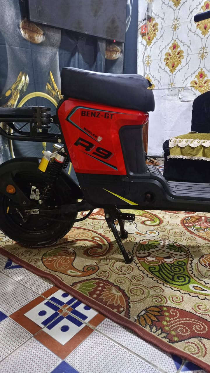 دراجه شحن ار 9احمر واسود كلش نظيفه وكامله وسريعه شادلها عقل72فولت بيها بطاريات حجم 16سعر 375بصره نواب ظباط مقابل مستشفى العسكري ***********
