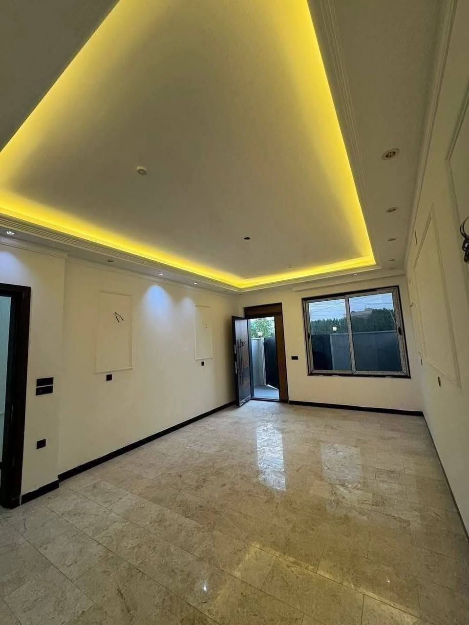 #حي_الجهاد_الضباط_
مجاور_شقق_حي_السلام  📌🌏

تونات مساحة الواحد 85  متر للبيع واجهة 6م

عرض الشارع 15 م مقابيلهن تشجير

كل دار غرف نوم عدد 5 وخدمات عدد 3 

للاستفسار ☎️ *********** واتساب
مكتب حمورابي لوساطة العقار
