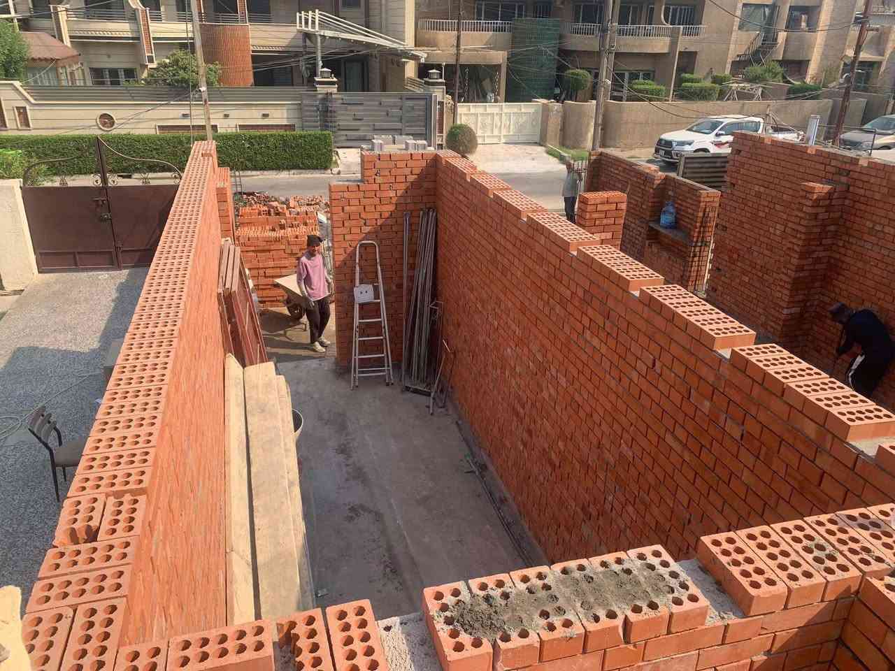 السلام عليكم خلفه بناء جانب من اعمالي. داخل بغداد. ***********
