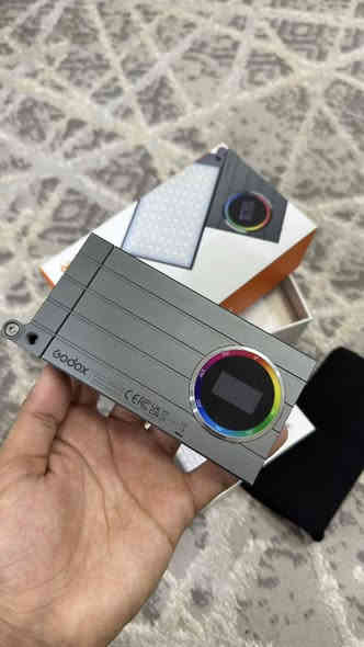 السلام عليكم 
اضائة مستمرة شحن بيبي لايت Godox RGB m1  + Bicolor  مستخدم نظافة 99% مع كامل ملحقاته للبيع 
المواصفات / درجة حرارة اللون قابلة للتعديل من 2500 K إلى 8500 K 
 مع قابلية التحكم بدرجة كل لون RGB مع 360 لون
و15 تأثير ووضع للتصوير السينمائي او الاعلانات التجارية 
وشحن تايبسي سريع وبطارية تدوم 3 ساعات متواصلة على الفول باور 
السعر 75 الف مع التوصيل 
***********
