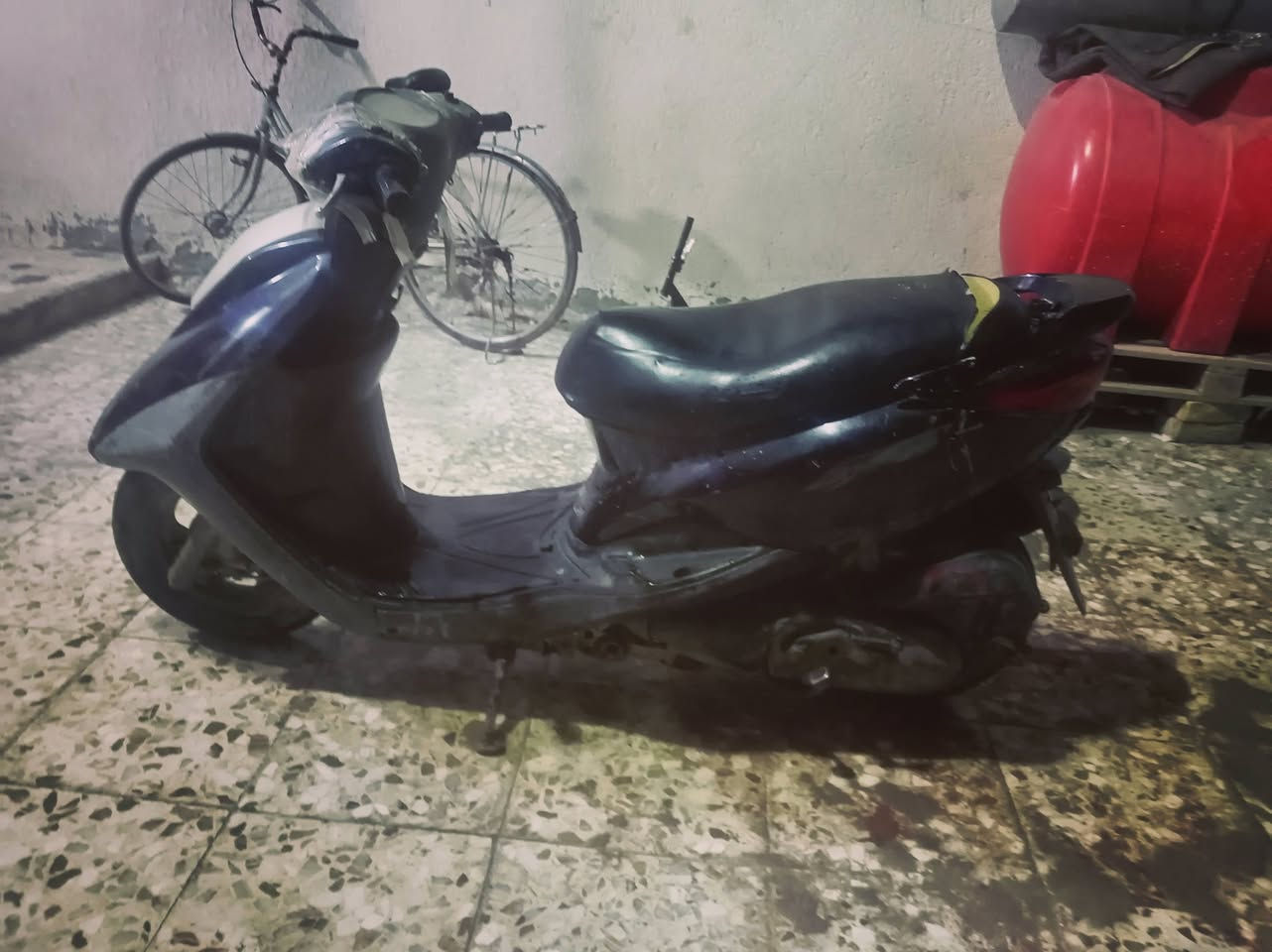 دراجه ياماها بريز اصوليه وأوراق دراجه جديده بالباكيت مال رمبه دراجه تشتغل هندر وسلف سعر دراجا مليون وتلاثميه وبيها مجال الرقم للتواصل واتساب ***********
