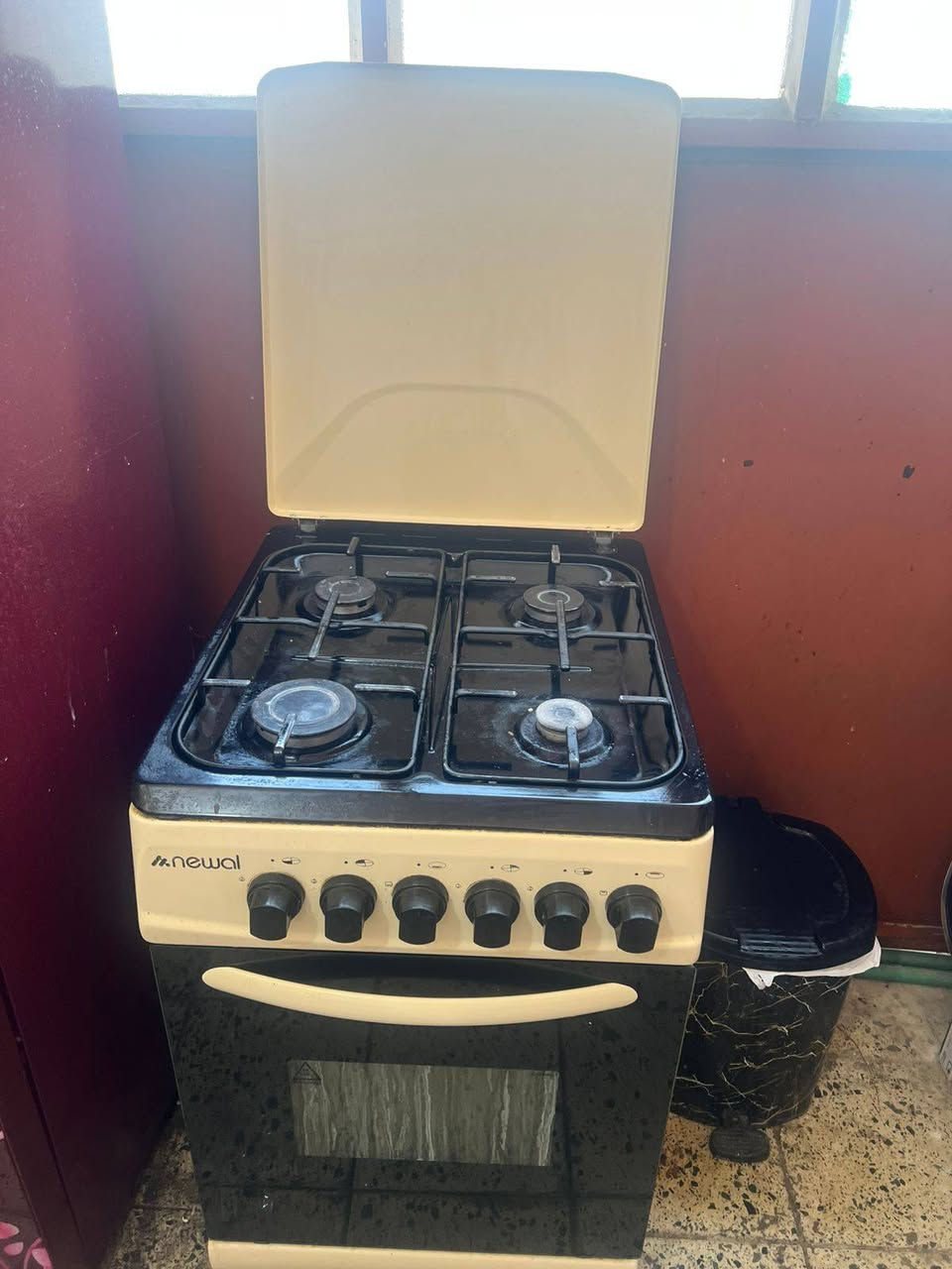 سلام عليكم طباخ للبيع السعر 100 مع مجال بسيط ***********
