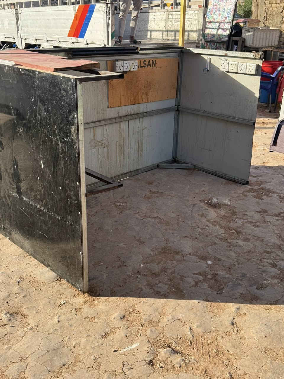 يصلح كلشي جاهز وكامل ونضيف كلش ومااسس كامل كهربيات ونقط اصليه  وبعد ويا ميز متحرك وسطي قيم بلي يرضي الله مكاني نجف رايد ابيع  وما اوكف وي الي يجي رقمي
***********
