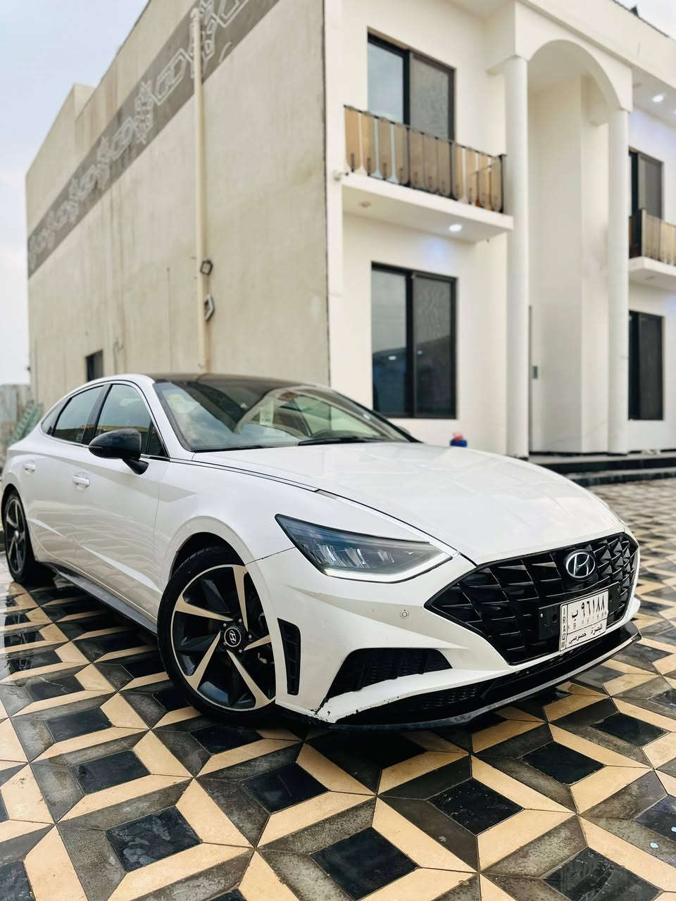 سوناتا 2023 وارد امريكي 
ماشية 68 الف
***********
محرك 1600 تيربو 
فول مواصفات واحد علا واحد 
بانوراما 
شاشة جبيرة كامرا 
4 وضعيات قيادة
هاندبريك بصمه
صندوك بصمه
اوتو هولد
اوتو ستوب
تحديد مسار 
تحكمات ستيرن
رادار 
باقي المواصفات معروفه 
وارد امريكي  
ايرباكات سليمه 
حادثها جاملغ أمامي والهلال الخلفي فقط 
صفحه السايق صبغ والباقي كفاله 
والصبغ موضح بل صور صفار بل بدي بصفحه السايق 
محرك كير صدر لغود شواصي كلها كفاله
مكان سياره البصره 
السعر 160$ وبيه مجال قليل كلش
