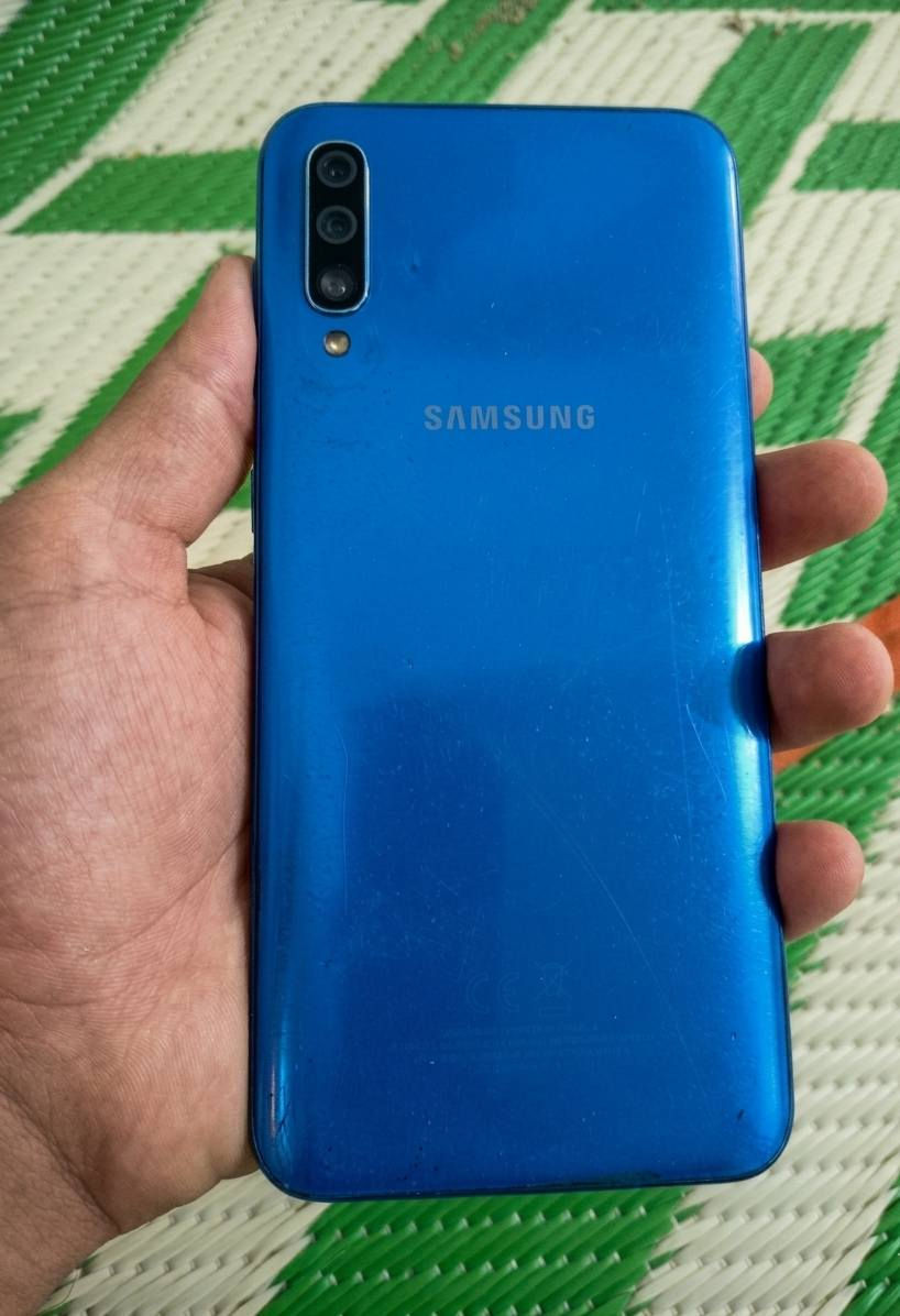 للبيع Samsung Galaxy A50 📱
أبلادي كلشي ما امبدل بي الذاكرة 128GB - الشاشة  Super AMOLED FHD+ الوانها نار 🔥 بي فقط فطر سطحي بالشاشة* - وما أماثر ابد ومرات ما يبين اللمس شغال 100%  ولسماعه شويه اتخن بس مسموع الصوت ومقبول وبل اتصال كلشي مابيها صوتها واضح ومابيها شي أما الباقي كله شغال شحن تكنيك اتصال حتا ببجي ينزل جهاز كلش سلس وعملي مثل ما اموضح بلصور
*السعر70الف وبي مجال 💰 المكان[بغداد أبو غريب]* [وهاذه رقمي*********** بي فقط واتساب ومتوفر عل خاص] توصيل ماعندي
