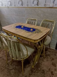 الميز طعام للبيع مع 4 كراسي شراي يتصل 07729640614