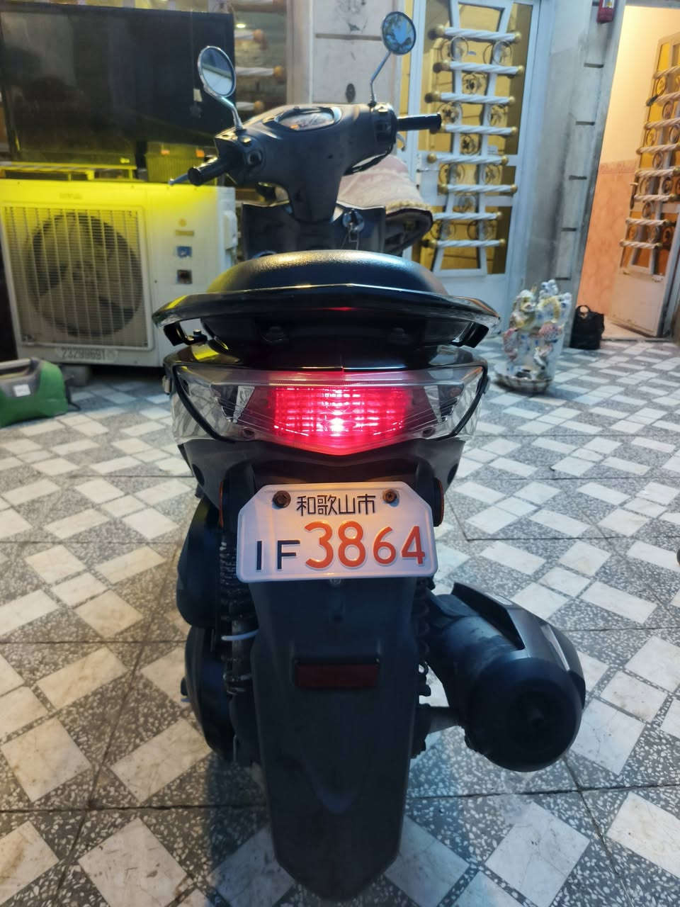 جيتي آر حديث
مكفوله كفاله عامه 
كله ختم واحد وي المكينه دراجه رمبه ماصارله هواي نازله ماماشيه هواي للبيع مكاني بلديات شارع المصرف الشراي يخابر***********
