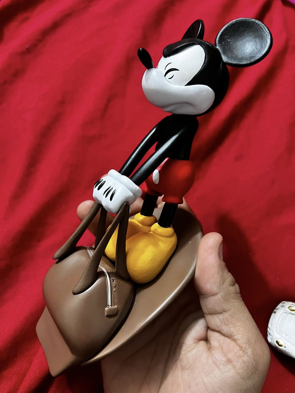 متوفر !!!

ميكي ماوس من ديزني (موديل 14231)، وهو قطعة تحصيلية مميزة. 
تتميز بتصميم كلاسيكي لشخصية ميكي ماوس.
تعتبر قطعة مفضلة لهواة جمع منتجات ديزني.

السعر ١٥ الف فقط !!!
متوفر توصيل لكافة المحافظات


**إذا كنت صاحب هذا الإعلان وتريد حذفه لأي سبب، رجاءا أرسل رسالة إلى الدعم الفني**