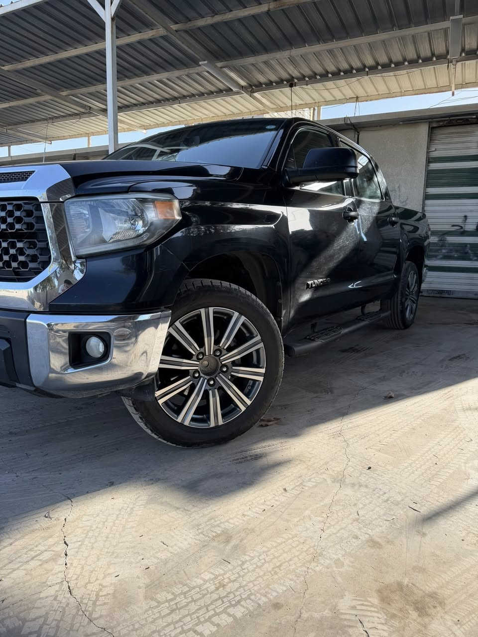 تاندرا🚙  ٢٠١٨ باب طويل لون اسود حادثهه باب خلفي (بدي) مأشر عليه  بيها بالصور اي شي غيرة بالسونار اني مسؤل بدون دواخل ليبل واحد السيارة كلها محرك كير  جدد سيارة ماشيه ١٣٢
سيارة سونارهه ضاع مني للامانه اي شي غير المذكور اني اتحمله ***********
السعر 250$وبيها مجال
