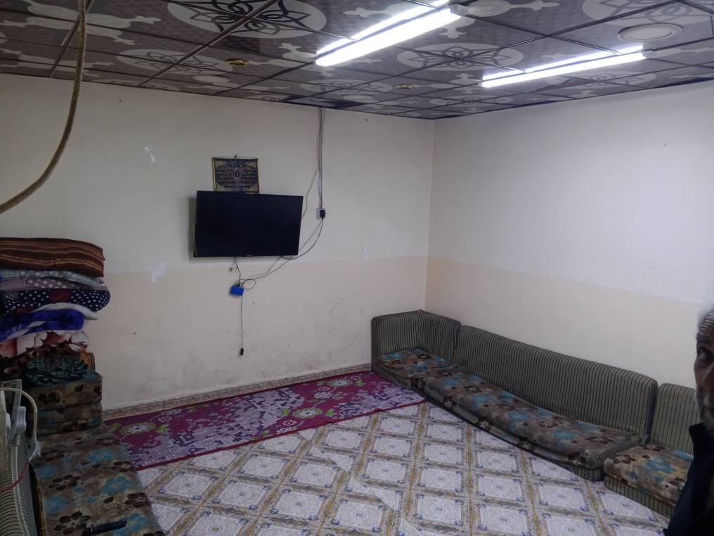 بيت حواسم في القبلة حي الجامعة شارع جامع المصطفى بظهر مدرسة المرتضى يتكون من غرفتين وهول صغير وديوانية خارجية وصحيات سقف سندويج وغرفة عكادة البيت كبير جداً يحتوي على حارمة كبيرة تكدرون تستغلون المساحة بتكبير البيت سعرة البيت 16 وبي مجال بسيط 
*********** البصرة, العراق
