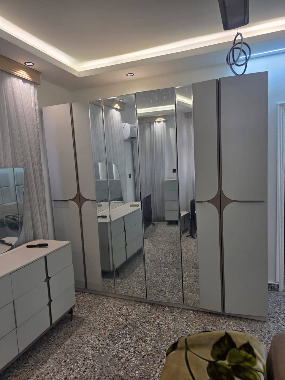 غرفتين نوم تركي ثكيل رايدهم 1750 الي تفيده يراسلني واتساب 
***********
