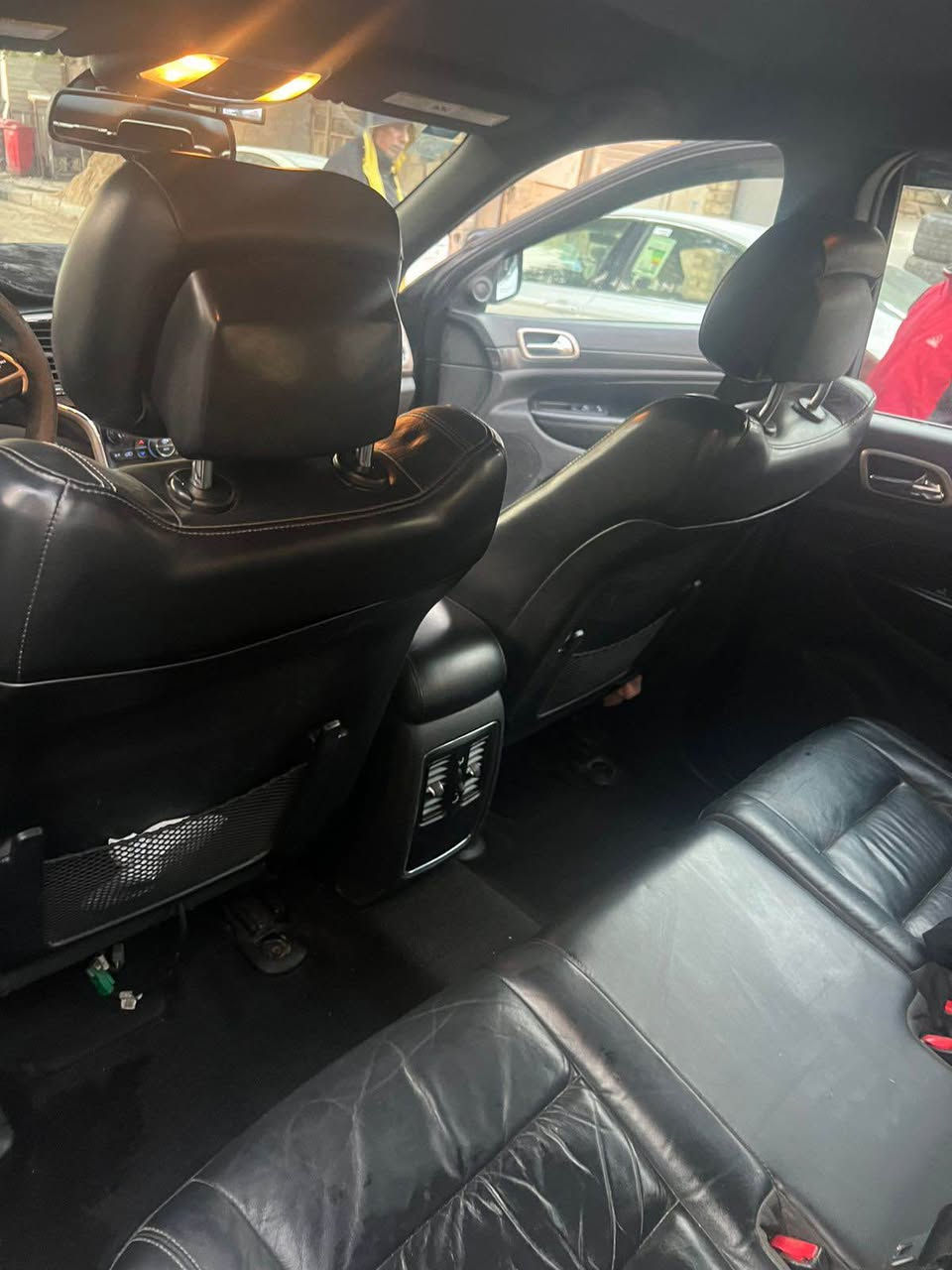 السلام وعليكم جيب 2015 للبيع فقط 
الحادث موضح بالصور والسياره جاهزه من كلشي مكان السياره بغداد  الكراده السعر 175 وبيها شي بسيط للتصال *********** بغداد, العراق
