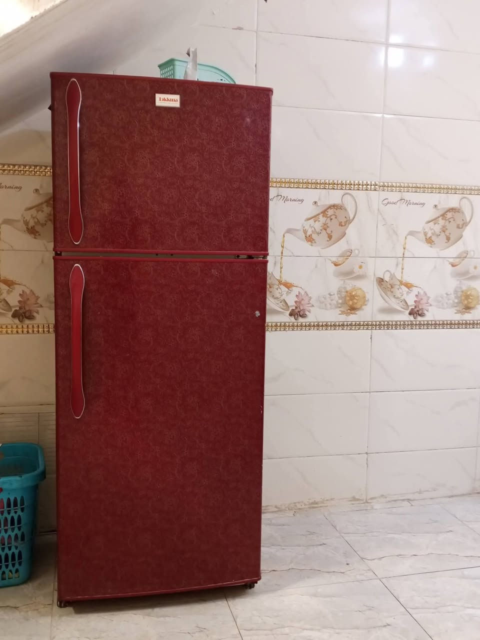 ثلاجه للبيع حجم كبير السعر 200 الف  ***********
