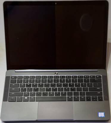 للبيع لابتوب
 Laptop Razer Blade Stealth RZ09-0196 QHD Touch Screen 

* الفئة: Ultrabook / لابتوب خفيف للأعمال والشغل المتنقل

* الشاشة: 12.5 بوصة  Touch QHD (2560×1440) لمس

* السماكة: 1.15 سم يعني نحيف جدًا ويعتبر من فئة Ultrabook الخفيفة

* الوزن: 1.25 كغم

* المعالج: Intel Core i7-7500U
نواة ثنائية (2C / 4T)
سرعة أساسية: 2.7GHz
تصل إلى ~3.5GHz في التربو

* كرت الشاشة: Intel HD Graphics 620

* الرام: 16GB 

* التخزين: 512GB SSD

* المنافذ:
USB-C (مع Thunderbolt 3)
USB-A 3.0 x2
HDMI
منفذ 3.5 مم
دعم شحن سريع

* البطارية: عمر بطارية جيد بسبب المعالج الموفر للطاقة 3 - 5 ساعات تقريبا استخدام عادي

- تصميم نحيف وخفيف
- شاشة قوية والوان ممتازة
- بطارية ممتازة
- مناسب للطلاب والتنقل

نظافة 90%
مكاني سليمانية يوجد توصيل

السعر : 450,000 دينار


**إذا كنت صاحب هذا الإعلان وتريد حذفه لأي سبب، رجاءا أرسل رسالة إلى الدعم الفني**