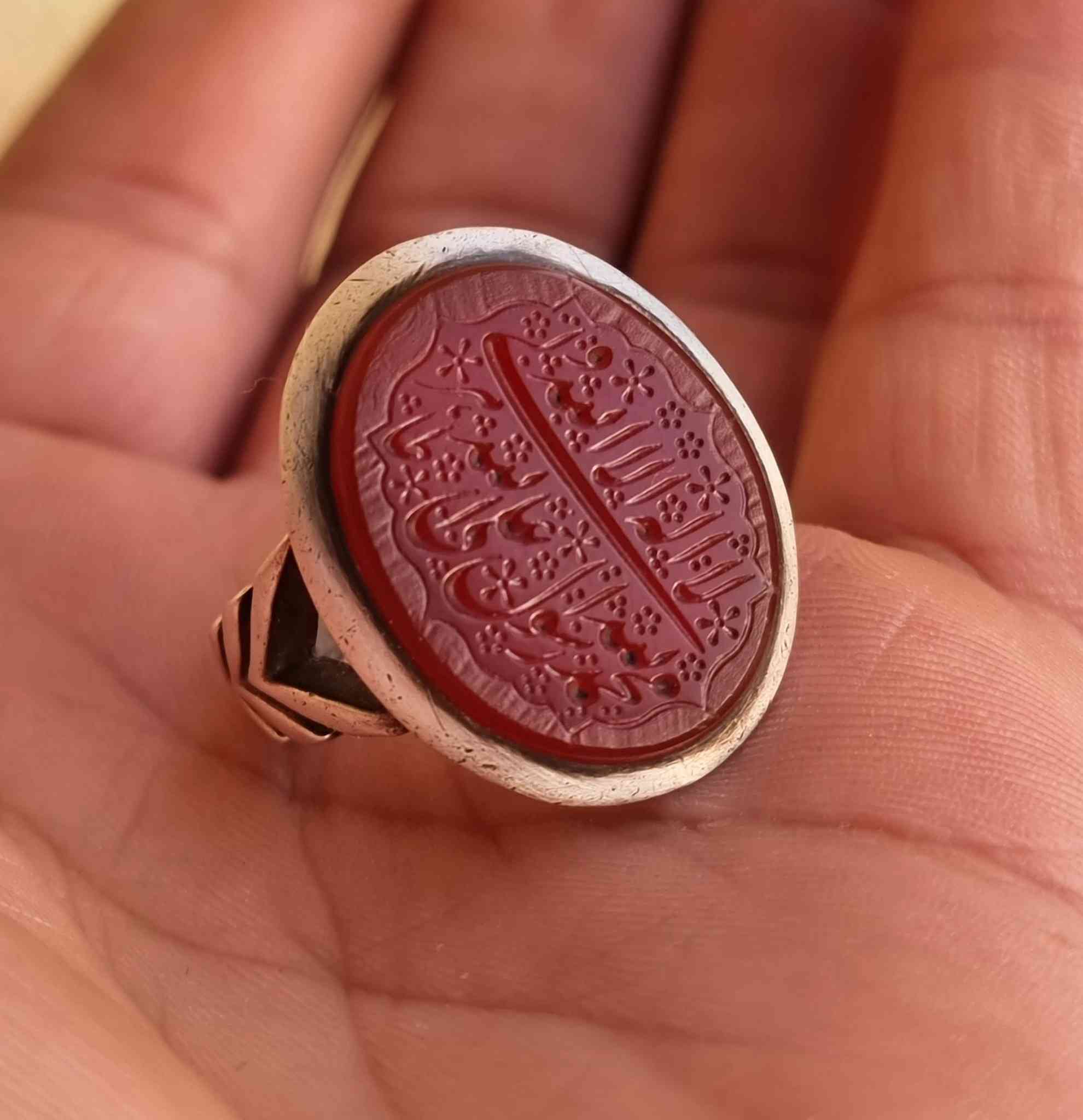 عقيق يماني احمر مخطوط خط يدوي 
🔥لا اله الا الله محمد رسول الله علي ولي الله 🔥 
بصياغه يدويه ثقيله للبيع مكاني بغداد يوجد توصيل إلى جميع المحافظات للبيع فقط فقط أحبتي الغوالي ما اراوس بس ابيع 
***********
