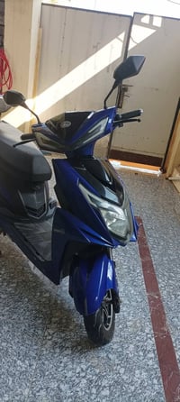 دراجة كهربائية • نظيفة ٩٠٪ • ٦ بطاريات ٣٢ أمبير