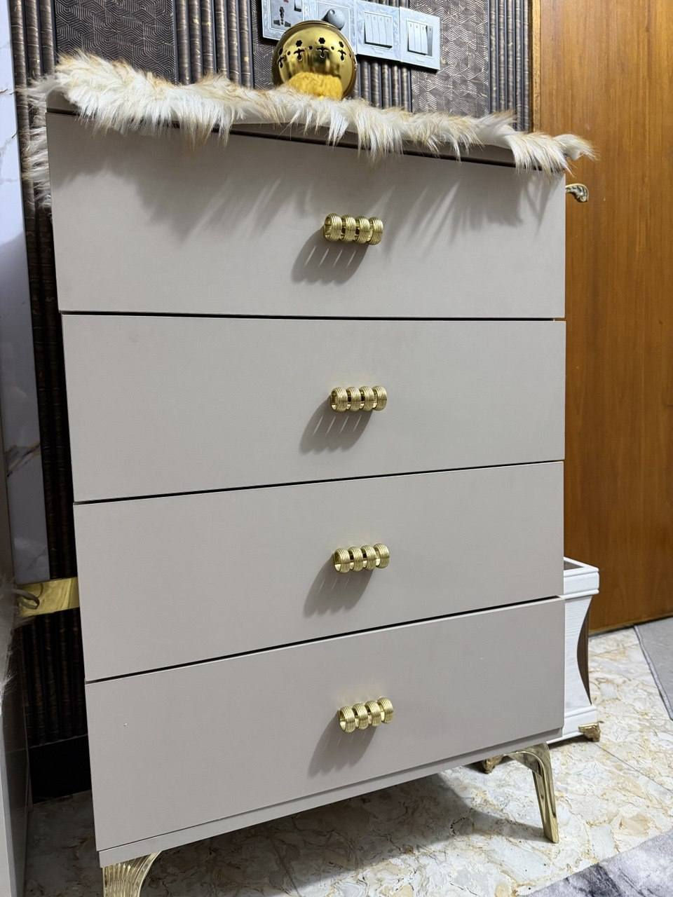 سلام عليكم غرفة تركية للبيع نظافة 100/100 عنواني بغداد للاستفسار ***********
