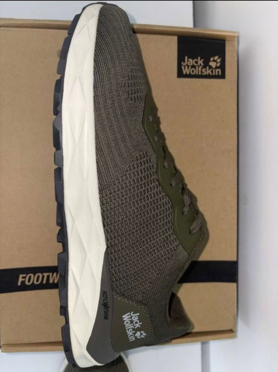 حذاء اصلي من ماركة JACK WOLFSKIN
السلام عليكم 
هذة الحذاء ماركة JACK WOLFSKIN وصيت علية من المانية اجاني المقاس غلط اني البس 43 اجاني 42 هوة سعرة 90 يورو مثل ما موضح على الكارتون يعني تقريبا 150 الف بالعراقي 
ما ملبوس نهائيا بعدة بالليبل لون زيتوني مريح جدا 
السعر 125 الف قابل للتفاوض

متوفر واتساب ***********
