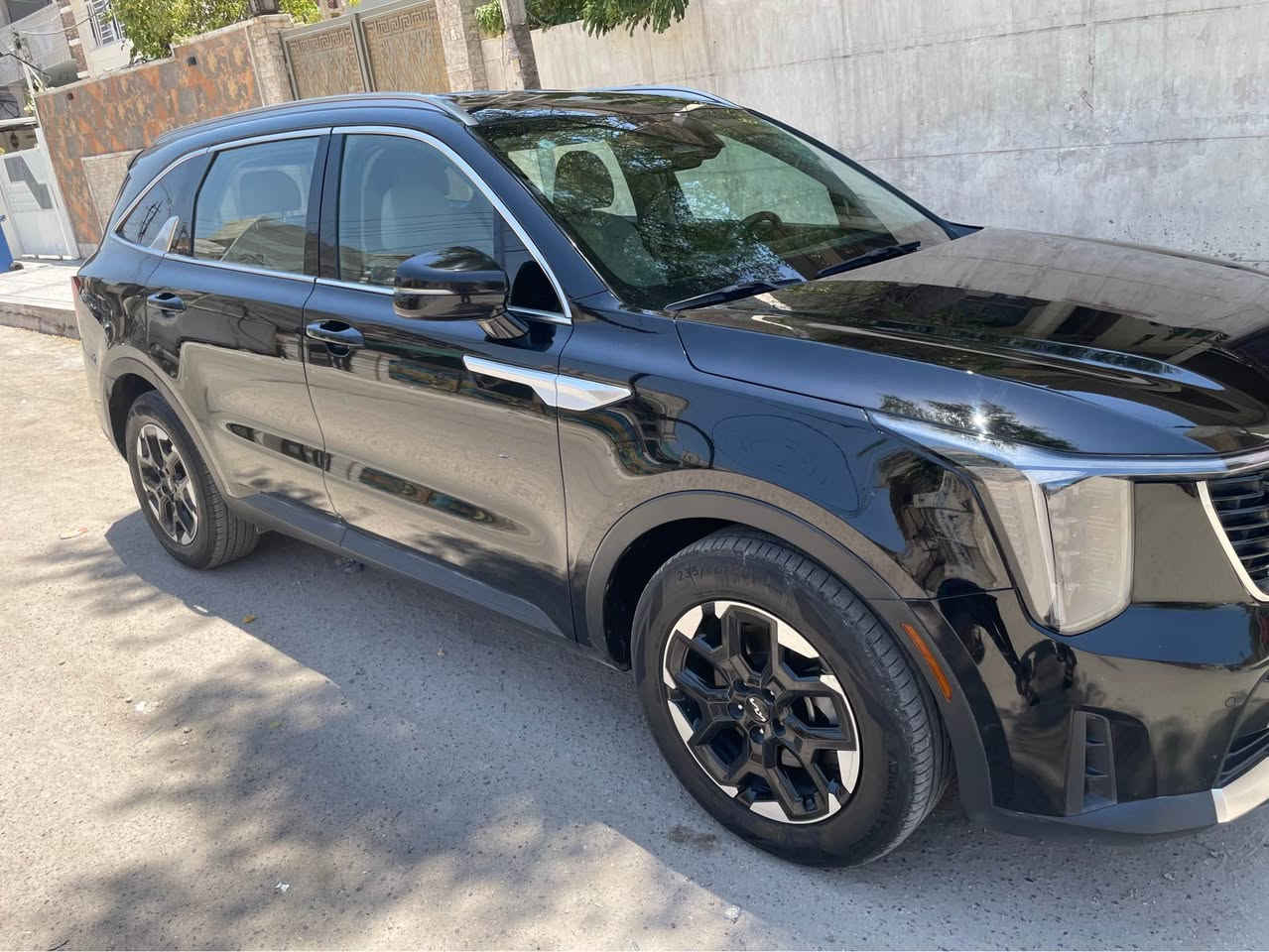 السلام عليكم 
سورنتو للبيع موديل ٢٠٢٤ 
وارد امريكي السياره حادثهه 
تقرير بدون قطره ماء او تبديل
نطخت عندي باب السائق ونصبغ 
موصفات 
شاشه 
 فول تحكم 
داخل ابيض جلد 
تدفئه كشنات 
محرك ٢٥٠٠
سبعه راكب 
صور الحادث ورقم الشاصي موجودات ويه الصور 
العنوان بغداد 
السعر 235 وبيه مجال 
وهذا رقمي السياره بسمي 
*********** بغداد, العراق
