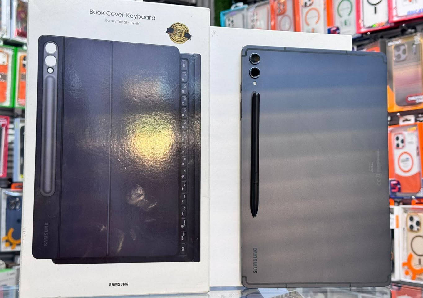 سامسونك اس 9 بلس نظيف جدا ذاكرة 512 رام 12 من عين الفهد وياه كارتونته والقلم وياه ايضا كيبورد مال سامسونك ايضا من عين الفهد  مع كارتونته السعر 800 الف 
للاتصال *********** عادي وواتسب
