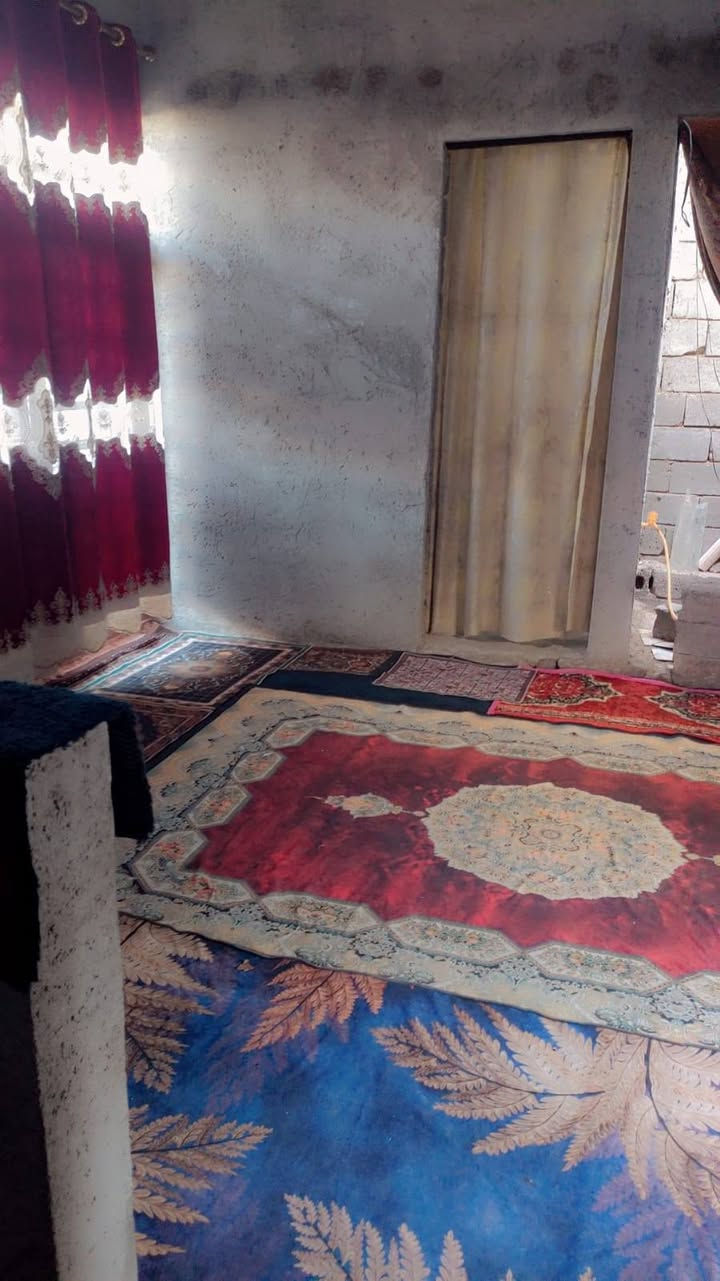 بيت للبيع طابو زراعي المساحه 120متر علوة الفحل قرب اسواق تحسين البناء جديد استوني مكمل البناء غرفتين وصاله ومطبخ مفتوح تركي  غرفه كامله وغرفه عايزه سقف حمام داخلي وتوليت خارجيه عايز فقط بيبان للمكاشيف وللحمام مجاري استوني مشتغله درجه اولى والماي دفن  السعر 24وبي مجال قليل 
للاتصال الرقم بي واساب  ***********
