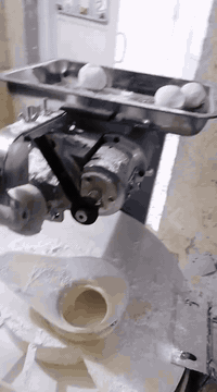 سلام عليكم ورحمة الله وبركاته فاتوحة عجين سوري سنكل فيز سعرها 500الف قطاعة عجين وكواره سنكل فيز تنتج 100غرام أو جوه سعرها 7$ورقات لغراض جدد لوك مكاني كربلاء ***********
