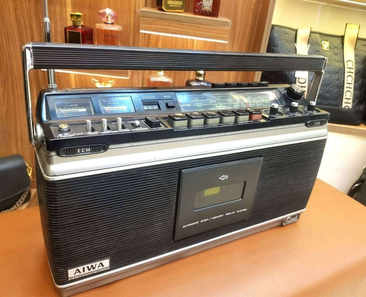 📼 تحفة يابانية أصلية من السبعينيات... AIWA TPR-930 
لو بتدور على جهاز كلاسيكي أصلي بقيمة حقيقية، فـ AIWA TPR-930 يعتبر من الأجهزة النادرة اللي لسه محتفظة
 بمكانتها بين هواة اقتناء أجهزة الزمن الجميل.

الجهاز تصميمه الأنيق وجودة تصنيعه اليابانية بيخلوه قطعة مميزة سواء للاستخدام أو للعرض والاقتناء.

📌 المواصفات:
● الموديل: AIWA TPR-930
● 🇯🇵 صناعة يابانية أصلية (Vintage Japan)
● راديو 4 Bands: FM / MW / SW1 / SW2
● كاسيت استيريو للتشغيل والتسجيل
● 4 سماعات لصوت استيريو غني وواضح
● عداد للشريط (Tape Counter)
● خاصية Memory Replay System
● خاصية Auto Stop
● ميكروفون داخلي للتسجيل المباشر
● مؤشرا VU Meter لمستوى التسجيل والصوت
● يعمل بالكهرباء أو 6 بطاريات كبيرة D-Size

جهاز نادر ومميز لعشاق أجهزة الكاسيت الكلاسيكية، ويعتبر قطعة اقتناء حقيقية تزداد قيمتها مع الوقت، كما يضيف لمسة راقية لأي منزل أو مكتب أو كافيه بطابع فينتج.
AIWA TPR-930... مش مجرد جهاز كاسيت، ده قطعة من تاريخ الصوت الياباني الأصيل من القطع الي بقي صعب الحصول عليها بالحاله دي

📞 للاستفسار أو معرفة السعر:
واتساب أو اتصال  :  01220822001


**إذا كنت صاحب هذا الإعلان وتريد حذفه لأي سبب، رجاءا أرسل رسالة إلى الدعم الفني**