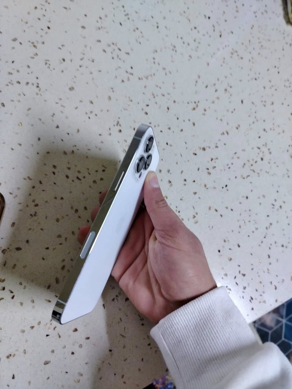 13برو ماكس
لون ابيض ذاكرة 256 الجهاز صار شهرين من ماخذه مابي شي كله بلادي عنواني بغداد الامين 
***********
