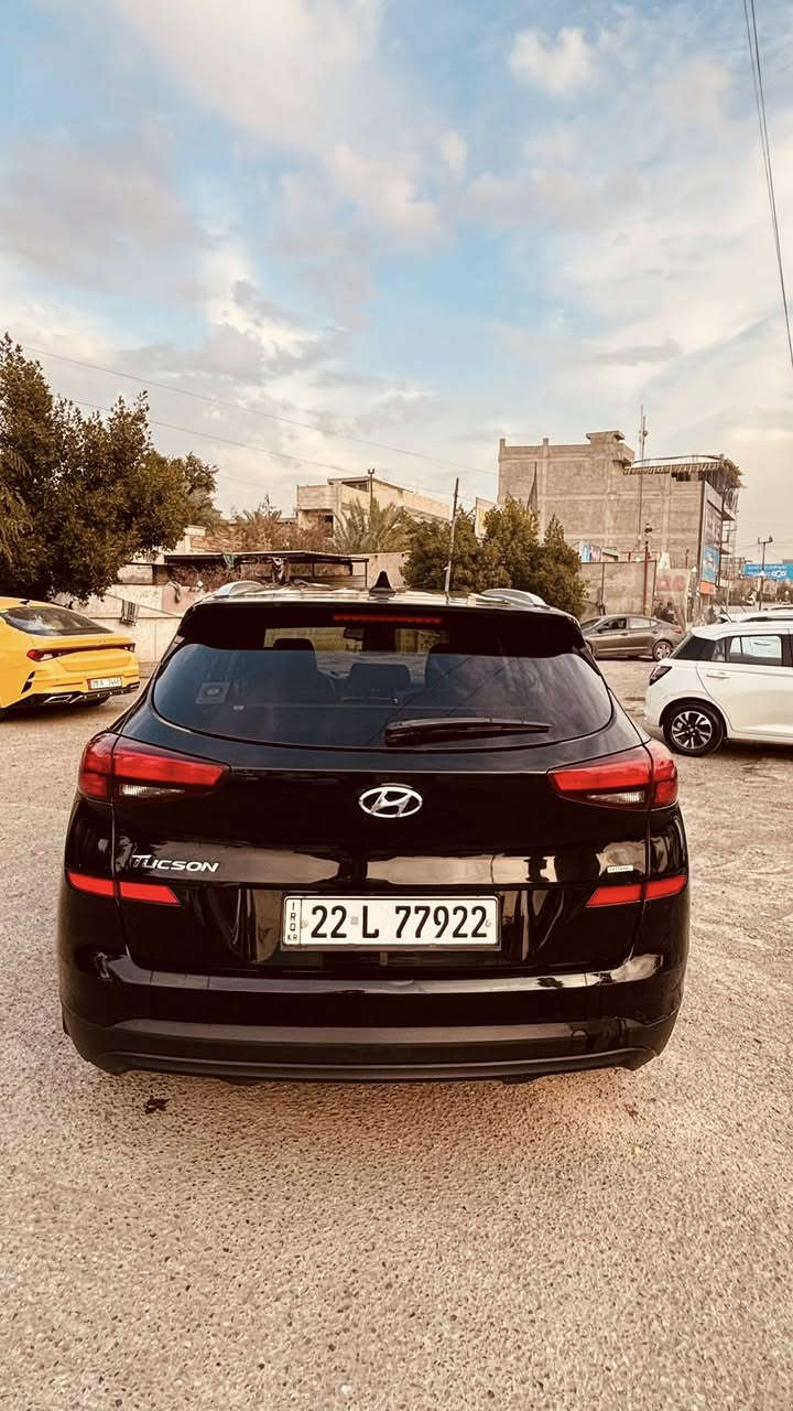 السلام عليكم .ورحمة الله وبركاته
توكسان لون اسود للبيع موديل2021 امريكي/ رقم اربيل بأسمي.
حادث بنيد نفسة وايرباك ستيرن راجع سستم. دعامية وشباك نفسهن بس لايت مبدل. 
ماشية 55 الف - محرك 2000
مواصفاتها Htrak - مود قيادة / رارد امامي وخلفي ومرايا / توقف ذاتي / قيادة ذاتية /  دفع رباعي / بصمة تشغيل وابواب وترحيب/ شاشة car play / تدفئة مقاعد / لايت وبگ لايت ليد / كاميرة دوراة / سايد بريك كهرباء وبقية مواصفات الـHtrak..
سيارة جاهزة وتخم تاير جديد ميشلان / هزة جديدة ومابيها نقص
دعامية خلفية نطخت هنا بالعراق وتصلحت فايبر كلاس
السعر (195) ورقة ..للاستفسار الاتصال 
***********  
اي استفسار اني بالخدمة.. وشكراً
