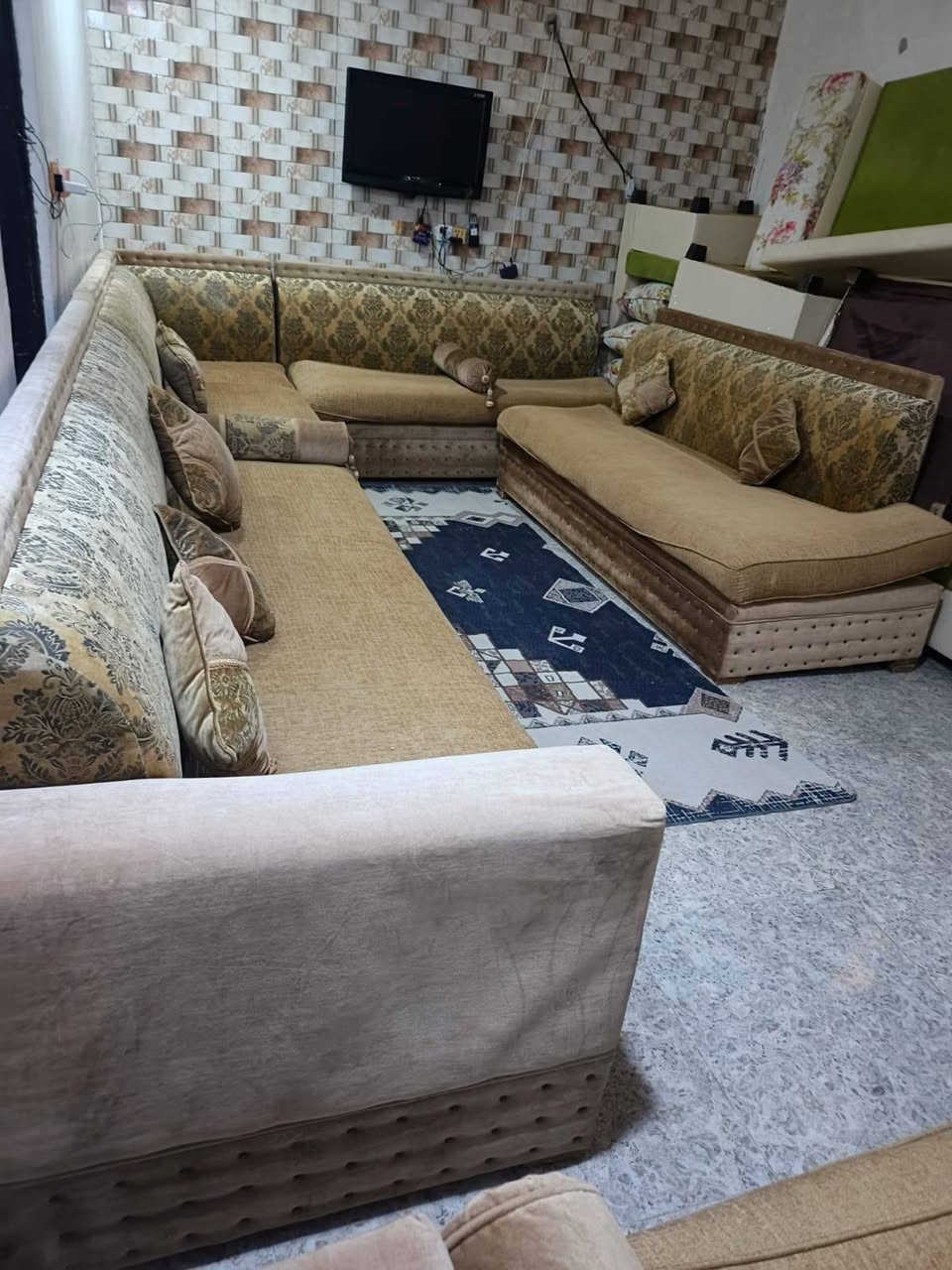 تخم ونص 16 نفر ديوان خليجي يتكون من 6 قطع 3 قطع ثلاثيه ووحدة اربع نفرات ووحدة نفرين وقطعة زاوية اي ضرر مابيه كلش نظيف مثل ما واضح بالصور السعر 450 وبي مجال العنوان ناصرية


**إذا كنت صاحب هذا الإعلان وتريد حذفه لأي سبب، رجاءا أرسل رسالة إلى الدعم الفني**