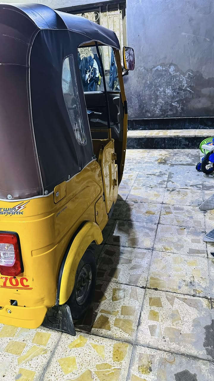 سلام عليكم تكتك باجاج للبيع 22 رقم وسنويه مكينه كفاله ولبدي مثل ما كدامكم تكتك ما ناقصها شي كبل للشارع ربع ما اذب عليها السعر 8 ونص ***********
