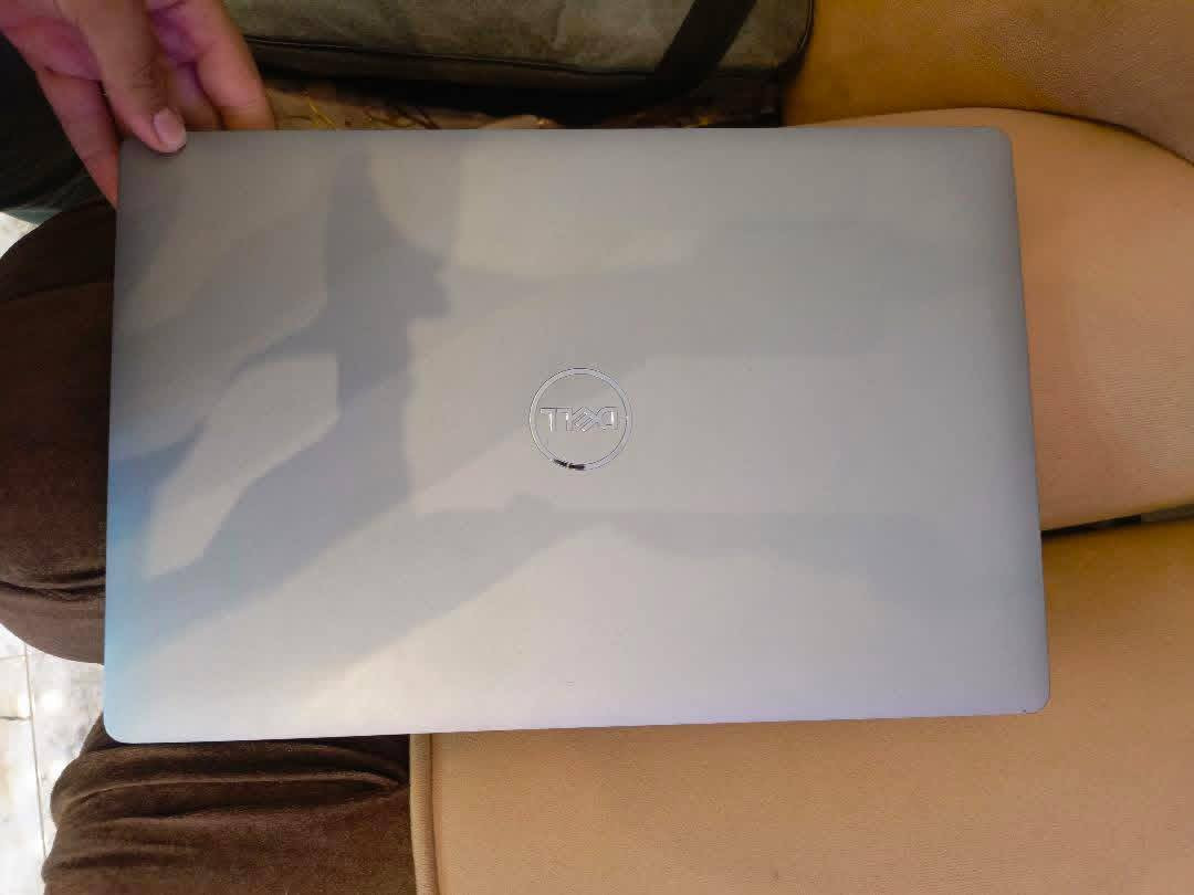 🔴 لابتوب للبيع – Dell Latitude 5511 🔴
💻 المواصفات الكاملة:
🔹 الموديل: Dell Latitude 5511
🔹 المعالج: Intel Core i5 – الجيل العاشر (فئة H قوية)
🔹 النظام: Windows 11 أصلي
🔹 الرام: 16GB DDR4
🔹 التخزين: 512GB SSD M.2
🔹 كرت الشاشة: Intel UHD Graphics
🔹 الشاشة: 15.6 إنچ – حجم كبير
🔹 الكيبورد: عربي / إنكليزي + كيبورد ضوئي (Backlit)
🔹 كاميرا أمامية مع غالق أمان (تفتح وتنسد)
🔹 بطارية: تمشي من 2 إلى 3 ساعات حسب الاستخدام
🔌 المنافذ والاتصال:
✔️ منافذ USB
✔️ منفذ HDMI
✔️ منفذ Type-C
✔️ منفذ SIM Card
✔️ Wi-Fi سريع + Bluetooth
🎁 الملحقات:
🔹 الشاحن الأصلي
🔹 موس أصلي
🔹 جنطة لابتوب
🛠️ ملاحظات مهمة:
اللابتوب مطور (رام + هارد)
أضمنه إلك من ناحية المداخل والتصليح
الاستخدام نظيف، بدون أعطال
الفحص متوفر
💰 السعر: 450$
📉 بيه مجال بسيط جدًا للجادين
🤝 واللي أگدر عليه إن شاء الله ما نردك
مكلف بالنشر


**إذا كنت صاحب هذا الإعلان وتريد حذفه لأي سبب، رجاءا أرسل رسالة إلى الدعم الفني**