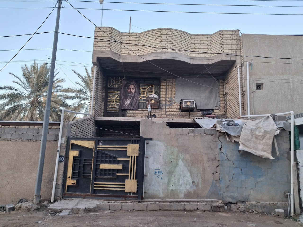 بيت للبيع طابقين سند 25مساحه140بناء135اربع غرف نوم صاله مطبخ واستقبال صحيات خارجيه وداخله طابق ثاني3غرف نوم صحيات  بيتونه مخزن 4×5 موقعه خلف مول ومنتجع جنائن كربلاء قرب مدينة العاب نوارس طريق الحر يبعد عن الشارع العام 200متر  سعر180وقابل للتفاوض  لمزيد من تفاصيل واتساب ***********
