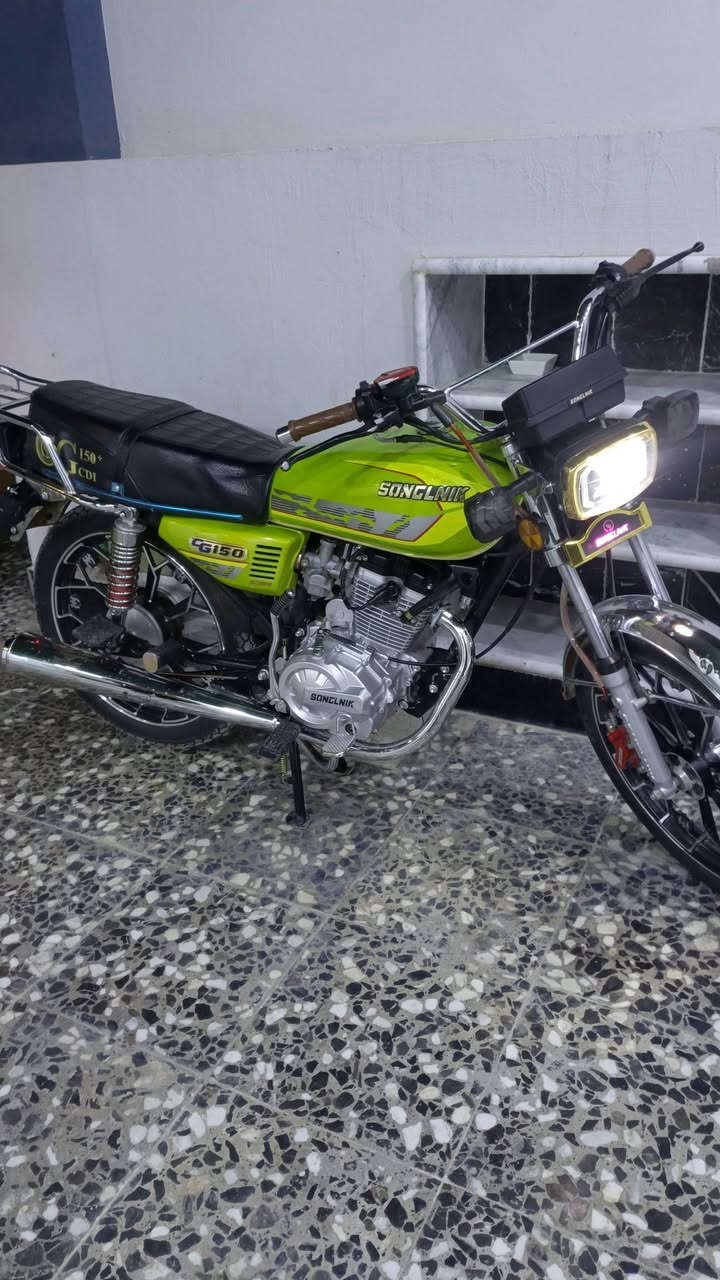 السلام عليكم دراجة البيع سيفان موديل ٢٥ مكفوله  عامه أوراق كامله الدراجه جديده وحلو مكينه 200 الشراي يتصل وبيه خير ويدلل ***********
