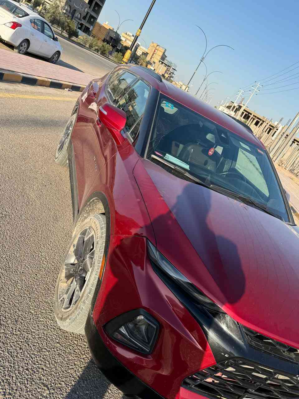 السلام عليكم بليزر 2022 للبيع Rs فول ماعدا البانوراما ب 170 سته سلندر قفل مكاني نجف 
محرك: 6 سلندر V6 سعة 3.6 لتر

القوة: 308 حصان

القير: أوتوماتيك 9 سرعات

الدفع: أمامي / رباعي AWD

أداء قوي وثابت على الطريق

5 وضعيات قيادة 

Sport + 2WD + 4WD + off road + سحب مركبة او كرفان

2️⃣ الشكل الخارجي

فئة RS الرياضية

جنوط 20 إنش سوداء

شبك ولمسات سوداء رياضية

تصميم رياضي وجذاب

3️⃣ الداخلية والراحة

تحكم كهربائي بالمقاعد

تشغيل بصمة 

مكيف أوتوماتيك مزدوج

مقود جلد متعدد الوظائف

كشنات تدفئة + ستيرن تدفئة

4️⃣ الشاشة والنظام

شاشة لمس 8 إنش

Apple CarPlay & Android Auto

بلوتوث + Wi-Fi

نظام صوتي ممتاز

5️⃣ أنظمة الأمان

تحذير النقطة العمياء

تنبيه خروج المسار

تحذير التصادم الأمامي

فرملة طوارئ تلقائية

كاميرا خلفية 

6️⃣ المساحة

5 ركاب براحة تامة

صندوق خلفي واسع

مناسب للعائلة والسفر

7️⃣ استهلاك الوقود

اقتصادي بالنسبة لمحرك 6 سلندر


**إذا كنت صاحب هذا الإعلان وتريد حذفه لأي سبب، رجاءا أرسل رسالة إلى الدعم الفني**