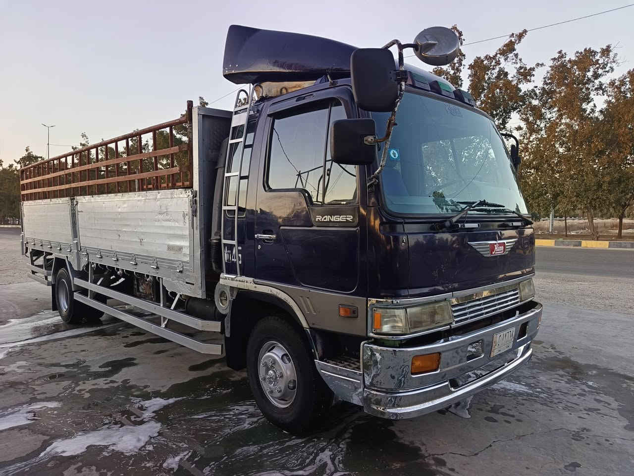 السلام عليكم هينو طيره سته وربع بلاد رقم بغداد انكليزي مكينه 70عادي حاويه سياره جديده حداديه فول مكان حله موبايل *********** ***********0
